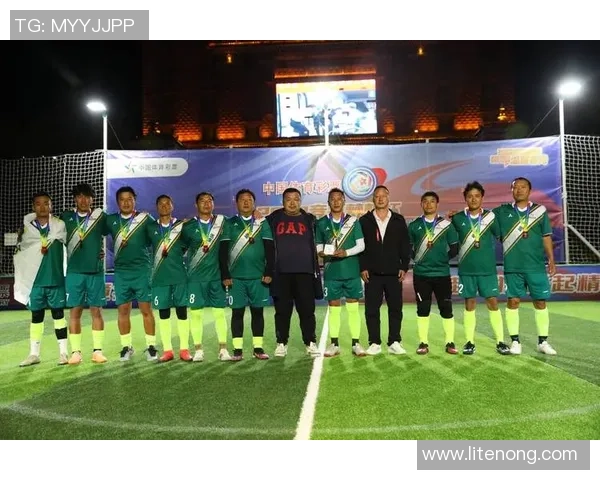 当足球遇上激情绿茵场世界各地球迷共同谱写荣耀与梦想的篇章 当足球遇上激情绿茵场世界各地球迷共同谱写荣耀与梦想的篇章