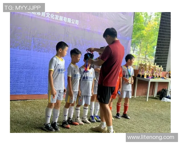 探寻新时代足球运动员成长之路与全方位竞技精神传承探索新篇章程 探寻新时代足球运动员成长之路与全方位竞技精神传承探索新篇章程