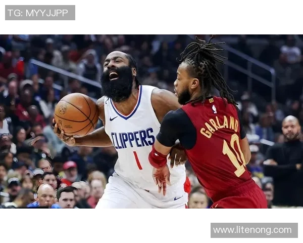国王队与快船队激战正酣谁能在NBA赛场上笑到最后 国王队与快船队激战正酣谁能在NBA赛场上笑到最后